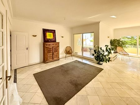 Exceptional 3-bedroom in prestigious Monte Estoril building - Photo 3