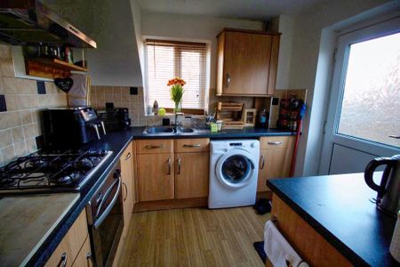 3 bedroom semi-detached house to rent - Photo 5