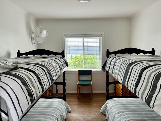 4 Bedrooms - 2 Bathroom - Located Opposite Beach - Fantastic Location - Photo 1