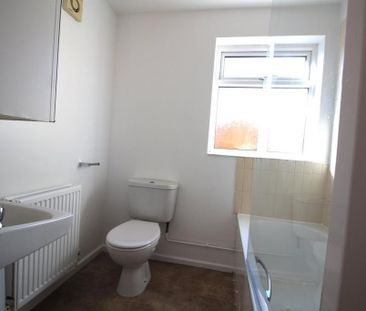 2 bedroom end of terrace house to rent - Photo 3