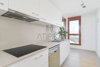 Piso en alquiler de cuatro habitaciones junto al Teatre Nacional de Cataluña, Barcelona