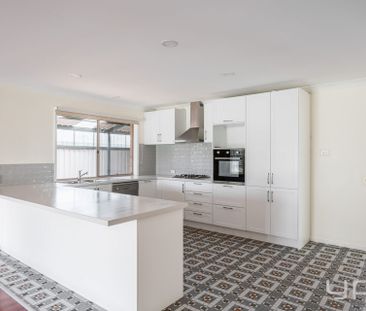 Immaculate Family Home! - Photo 6
