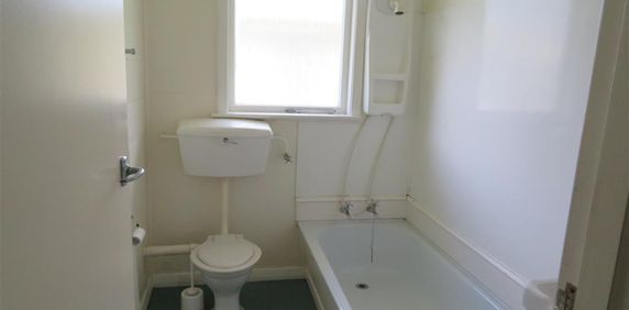 Sunny.Central and Tidy bedsit! - Photo 2