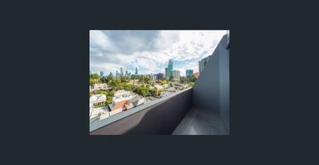 Large, Top Floor Apartment with Amazing City Views! - Photo 3