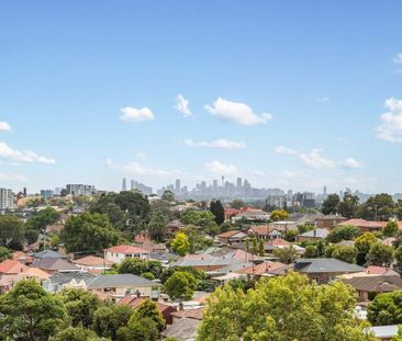 Premier Apartment with City Views - Photo 2