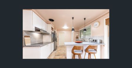 Well Presented with Ample Shedding! - Photo 2