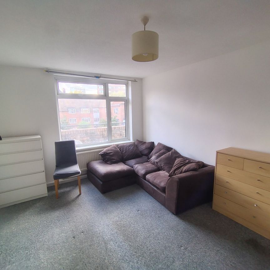 2 Bed Maisonette, York Road, SW11 - Photo 1