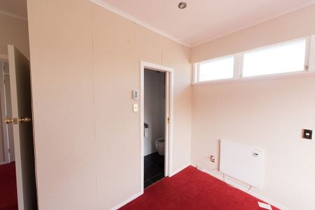 Kingston Gem: Spacious 5-Bedroom Family Home with - Photo 4