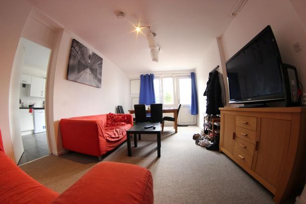 1 bedroom in a flat share to rent - Photo 1