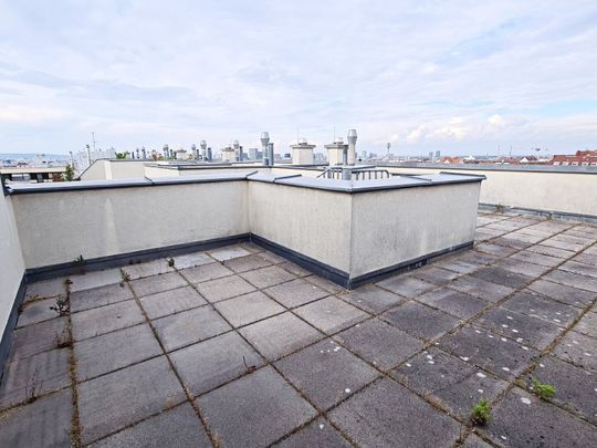 TERRASSENHIT, 61 m2 Dachgeschoß mit 48 m2 Terrasse, Wohnküche, 1 Zimmer, Wannenbad, Parketten, Fernblick, Holbeingasse - Foto 1