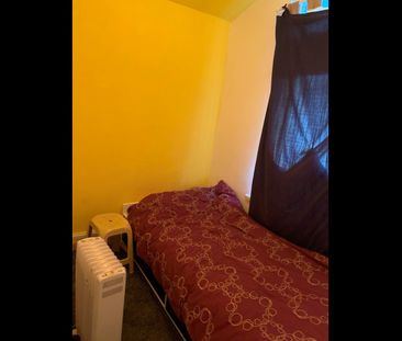 4 Bed Terraced House, Britannia Road, IG1 - Photo 3