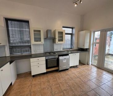 4 bedroom semi-detached house to rent - Photo 6