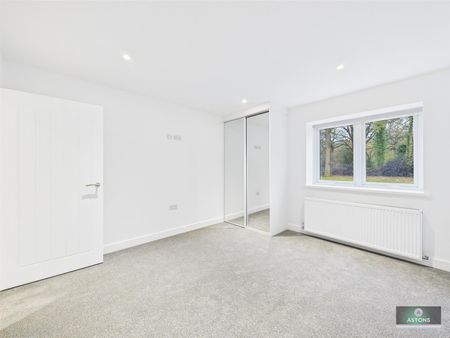 Old Hollow, Worth, Crawley - Photo 2