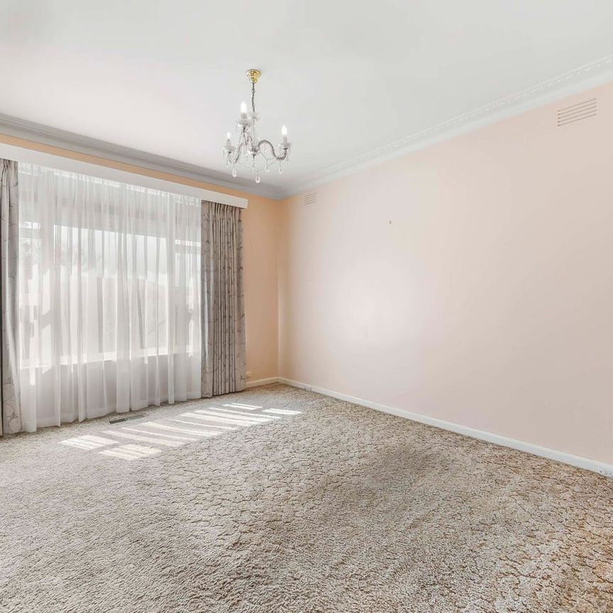 COMFORTABLE FAMILY HOME WITH SHEDDING AND WORKSHOP - Photo 1