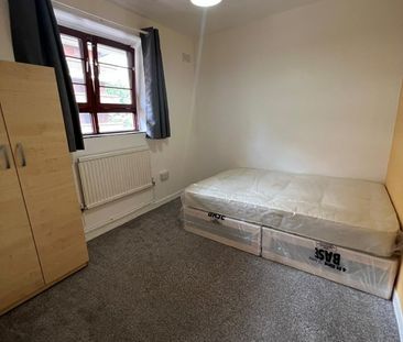 Room in a Shared House, Hardy House, SW4 - Photo 5