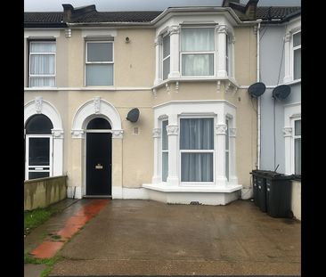 2 Bed Flat, Saint Albans Road, IG3 - Photo 2