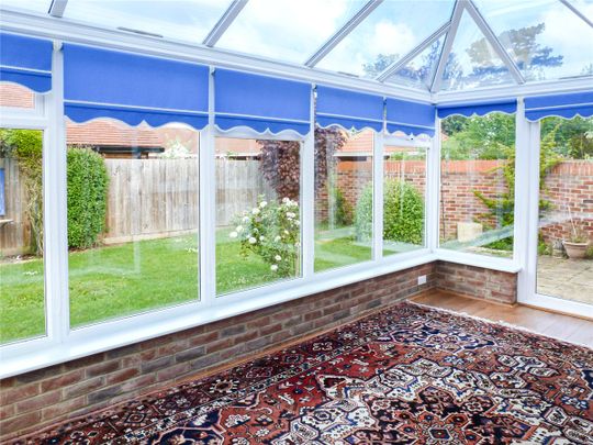 Spacious 4 bedroom detached bungalow in the popular town of Saffron Walden. Excellent access to M11 & Cambridge City Centre. Conservatory leading onto good sized garden. Ample driveway parking. Unfurnished. - Photo 1