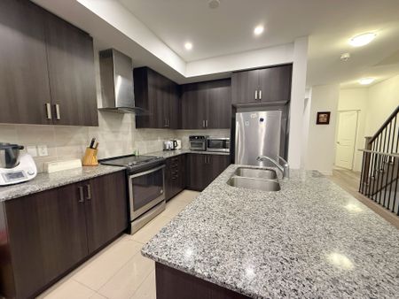 For Lease - 314 Clay Stones Street, Newmarket, Ontario - Photo 2