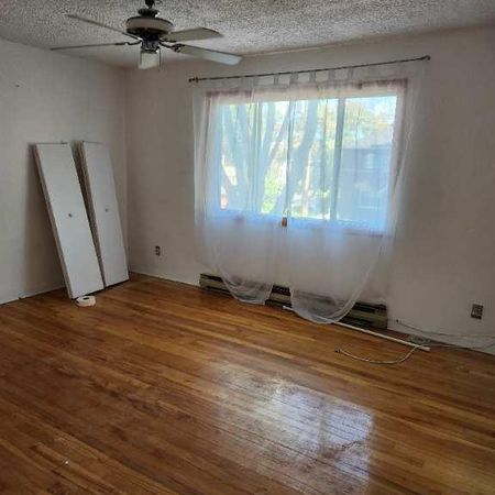 Beau 4 1/2 avec bureau (haut de duplex) - Photo 3