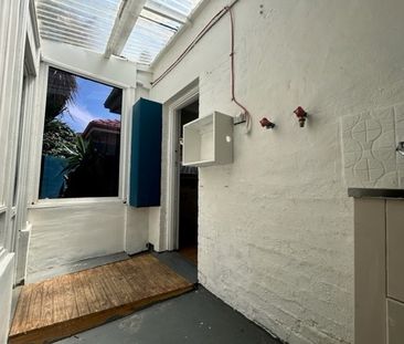 Classic two bedroom house with courtyard! - Photo 6