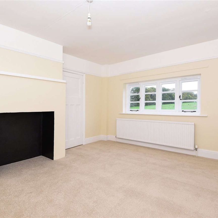 A beautifully presented family home situated within the popular location of Micheldever Station. - Photo 1