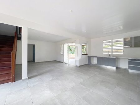 Location Maison 5 pièces 133m² REMIRE MONTJOLY 97354 - Photo 2