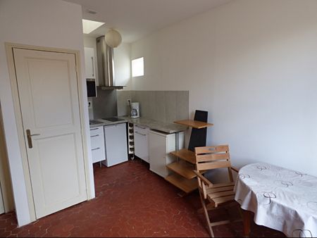 AVIGNON INTRA MUROS: Appartement très lumineux, avec climatisation, dans une maison de ville au calme de la Banasterie - Photo 4