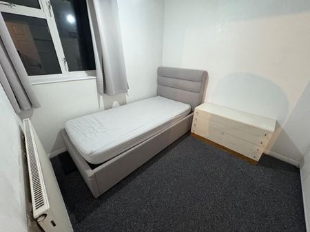 5 bedroom semi-detached house to rent - Photo 5