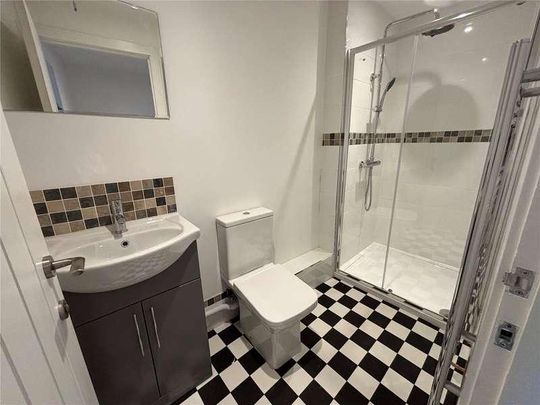 Arctic Road, Cowes, Isle Of Wight, PO31 - Photo 1