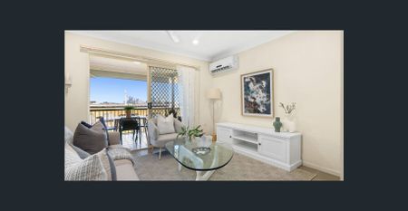 Freshly Painted Top-Floor Apartment With Views - Photo 3