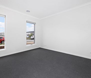 LARGE SPACIOUS 4 BEDROOM FAMILY HOME WITH SECOND LIVING SPACE - Photo 2