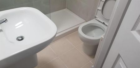 3 bedroom flat to rent - Photo 2