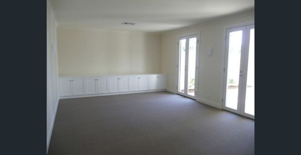 Executive Townhouse In The CBD - Photo 1