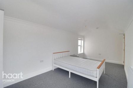 6 bedroom detached house to rent - Photo 2