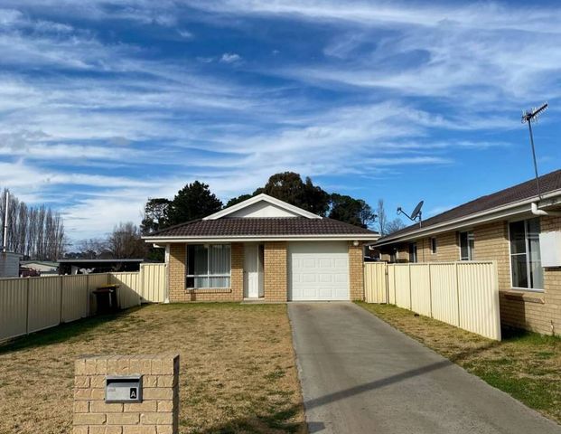 Tidy town house - Photo 1