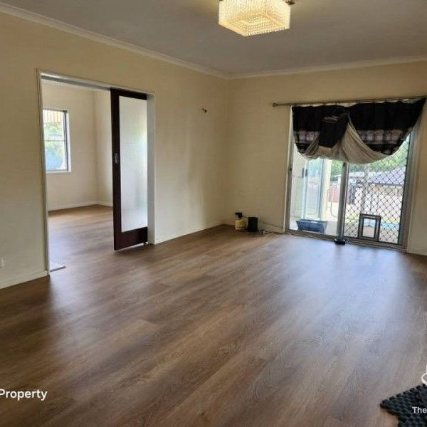 Sunnybank Upper level with 3 bedrooms and 2 bathrooms. All bedrooms with air condition - Photo 1