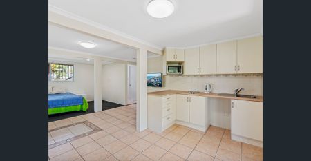 Family Home with Pool in Wynnum West - Photo 5