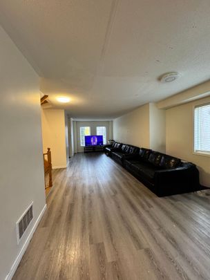 For Lease - 163 Flagstone Way, Newmarket, Ontario - Photo 1