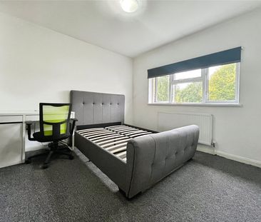 Beechtree Avenue, Englefield Green, Egham, Surrey, TW20 0SR - Photo 2