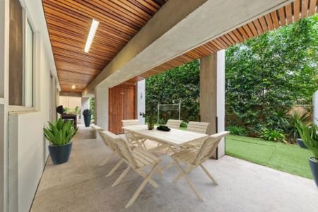 2 Bedroom Apartment with massive private courtyard - Photo 5