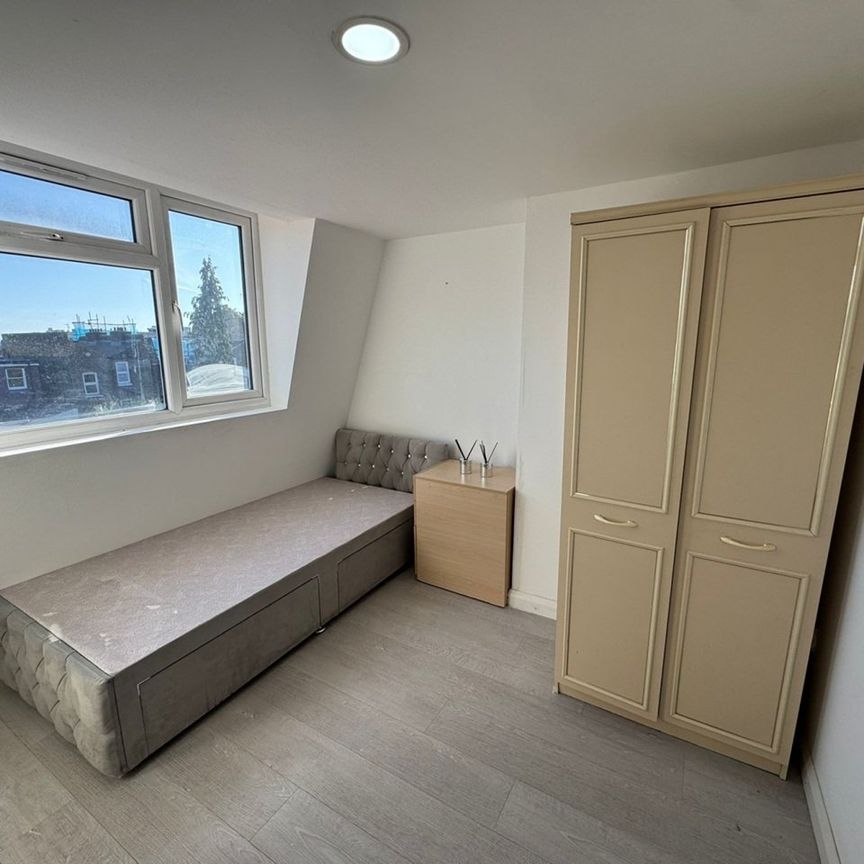 5 Bed Flat, Churchfield Road, W3 - Photo 1
