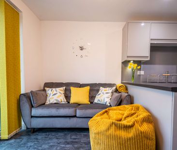 High quality house share - with separate WFH Office - in the Leisur... - Photo 1