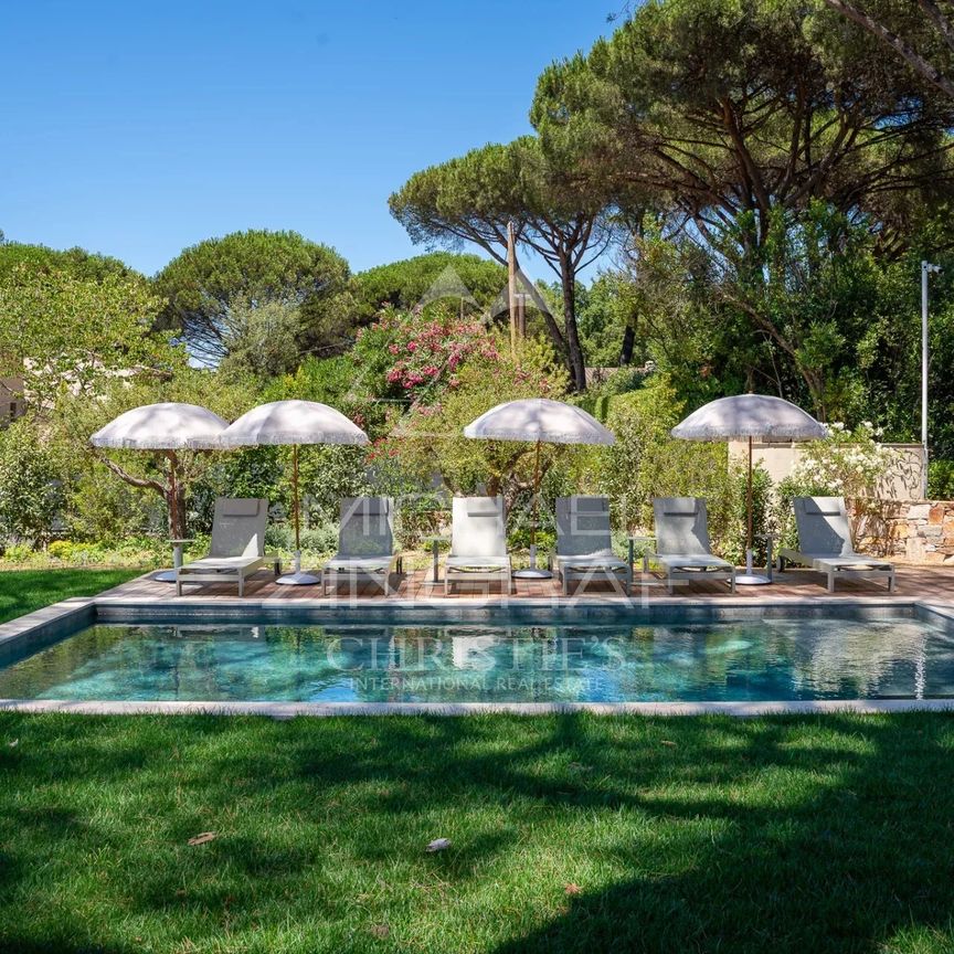 Superbe villa rénovée avec grand jardin arboré – Proche de Saint-Tropez - Photo 1