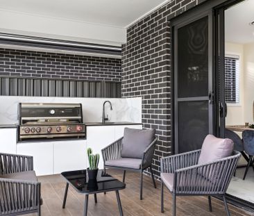 LUXURIOUS Five Bedroom Family Residence Close to All Amenities! - Photo 1