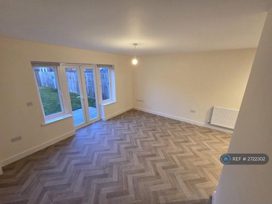 3 bedroom semi-detached house to rent - Photo 1