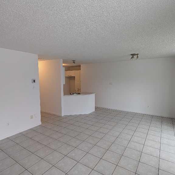 5 1/2 rénové demi sous sol bien éclairé dans 12 logements - Photo 1