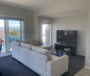 Immaculate Near New 3 Bedroom Townhouse in Whitby - Photo 2