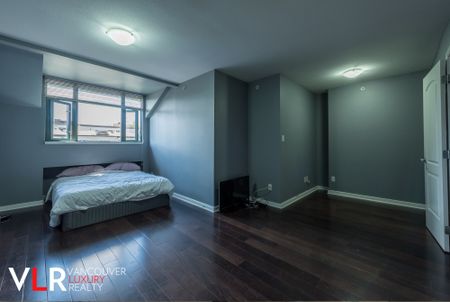 Condo in Vancouver West Side, BC - Photo 3