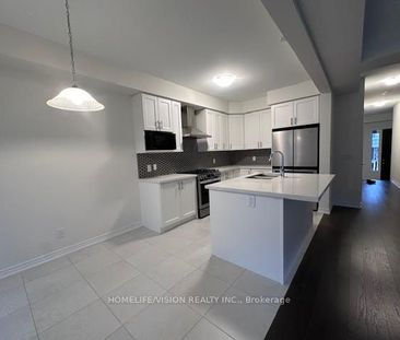 Townhouse For Lease | X8080344 - Photo 1