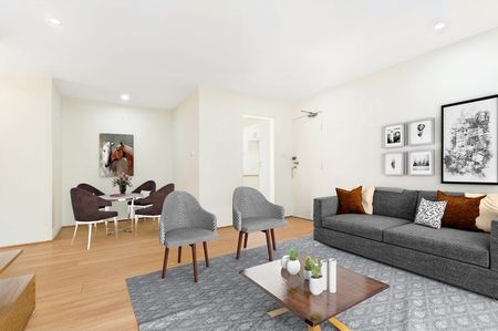 Renovated top-floor apartment in a convenient parkside location - Photo 4